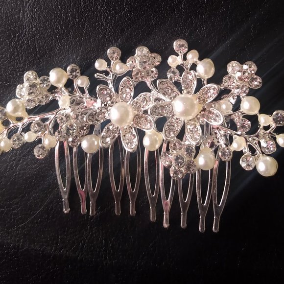 White Crystal And Pearls Bridal Hair Comb-Bridal Crystal Hair Accessory - Picture 6 of 13